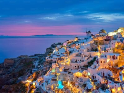 Een Grieks eiland met azuurblauw water; gebruikt bij het artikel over drinkwater in Griekenland.