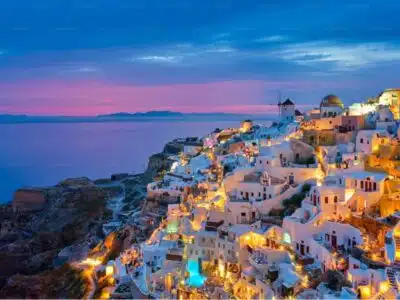 Een Grieks eiland met azuurblauw water; gebruikt bij het artikel over drinkwater in Griekenland.