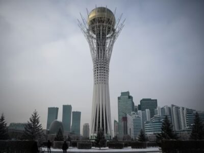 Een weids stadslandschap met de gouden bowl in Kazachstan; ter illustratie van de uitdagingen met drinkwater.