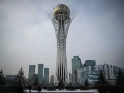 Een weids stadslandschap met de gouden bowl in Kazachstan; ter illustratie van de uitdagingen met drinkwater.