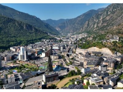 Panoramisch uitzicht op de bergen van Andorra; gebruikt als illustratie voor de gids over kraanwater.