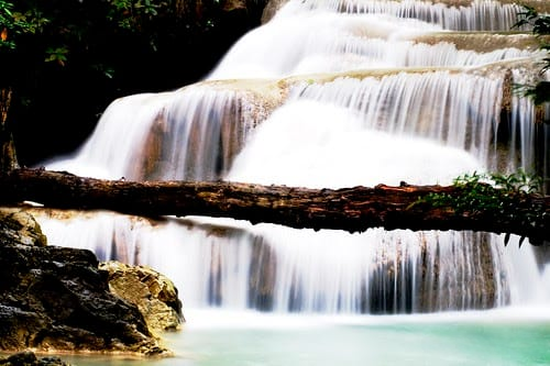 Heldere waterval in de natuur en veiligheid drinkwater